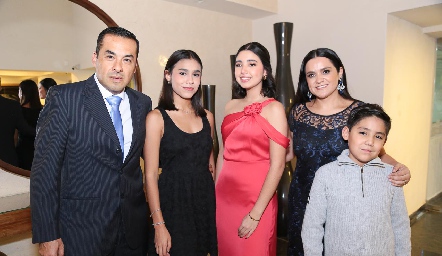  Guillermo Martínez, Jimena Martínez, Regina Martínez, Adriana Carrillo y Guillermo Martínez.