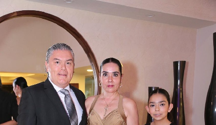  Jorge Armendáriz, Leticia Gutiérrez y Miranda Armendáriz.