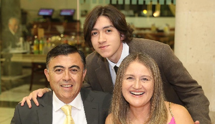  Emilio Leija, Daniel Leija y Georgina Ortiz.