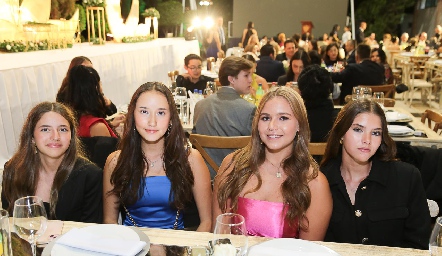  Jimena Navarro, Paulina Reinoso, Michelle Heinze y Regina Zermeño.