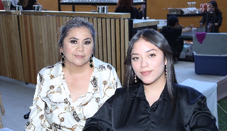  Alexa Mendoza y Mónica.