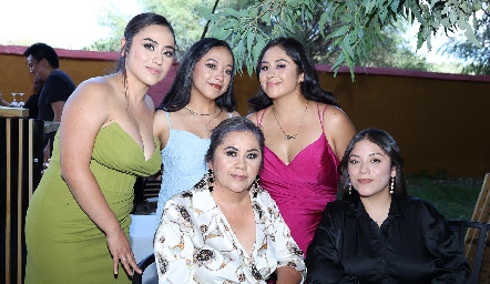  Mayte Mendoza , Denise Mendoza, Ruby Mendoza, Alexa Mendoza y Mónica Mendoza.