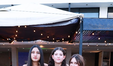  Isabella Castillo, Daniela Meza y Majo Zorrilla.