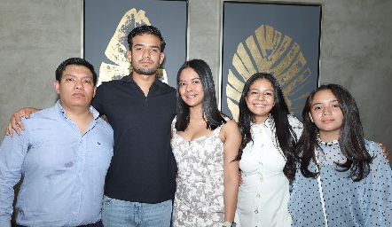  Rober, Diego, Daniela, Paulina y Valentina Morales.