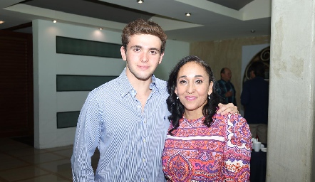  Víctor Santos y Adriana Morales.