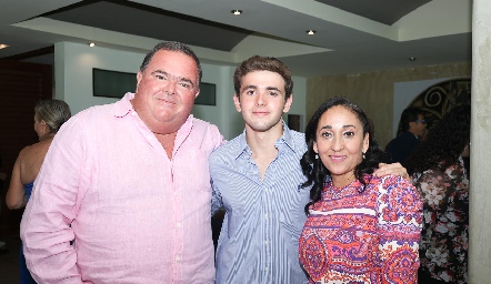  Jorge Santos, Víctor Santos y Adriana Morales.