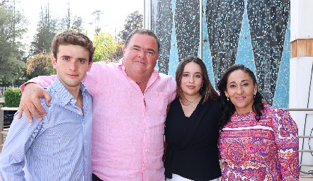  Víctor Santos, Jorge Santos, Ale Santos y Adriana Morales.