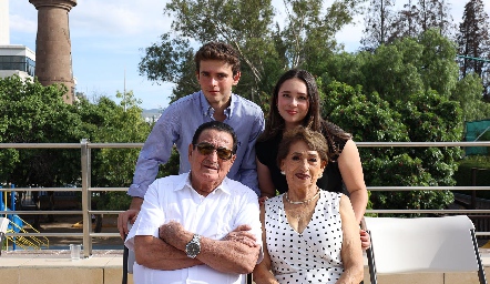  Víctor Santos y Ale Santos con sus abuelitos.