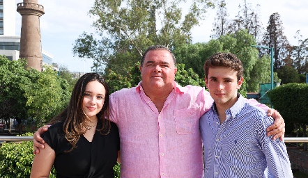  Jorge Santos y sus hijos Ale y Victor.