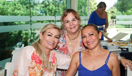  Mori, Betty y Valentina Montalvo.