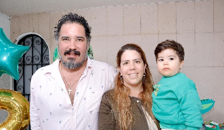  Juan Pablo Meade y Gabriela Carrillo con su hijo José Pablo.