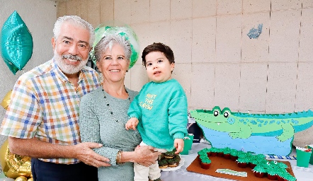  Antonio Carrillo y Flora Martínez con su nieto José Pablo Meade.