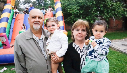  Ignacio Gazcón y Lupita Martínez con sus nietas Farah Kury, y Sofía Arellano.