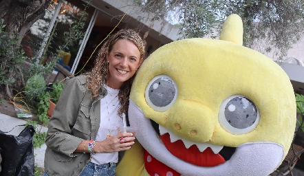  Priscila González con Baby Shark.