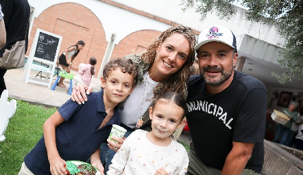  Priscila, Eduardo, Tomás y Emma Ramos.