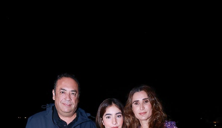  Evaristo Lafuente y Lourdes Orozco con su hija Isabella.