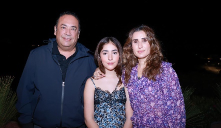  Evaristo Lafuente y Lourdes Orozco con su hija Isabella.