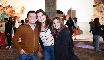  David  Zárate, Paulina Rodríguez y Sofia Meza.