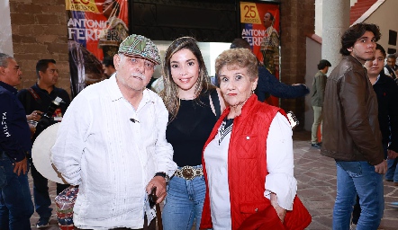  Noel Lara, Magaly y Angelita.