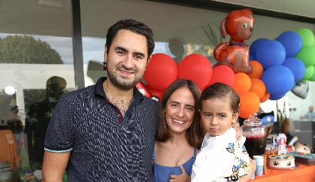  Sebastián Villasana y Alejandra Ascanio con su hijo Sebastián.