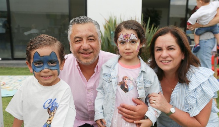  Sebastián Villasana y Claudia Ávila con sus nietos Sebastián y Elena.