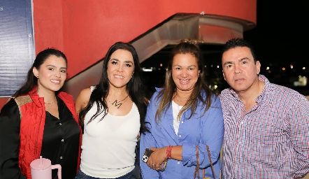  Cassandra Nava, Marcela Cervantes, Claudia Cervantes y Carlos Nava.