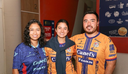  Gabriela Oviedo, Mariana Perogordo y Juan Carlos Juárez.