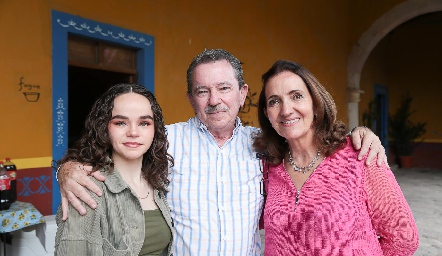  Josefina Valle, Mauricio Valle y Mónica Alcalde.