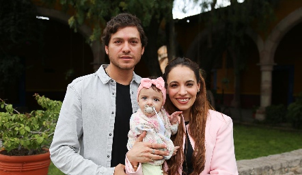  Andrew Delgado y Fernanda Paredes con su hija Francesca.