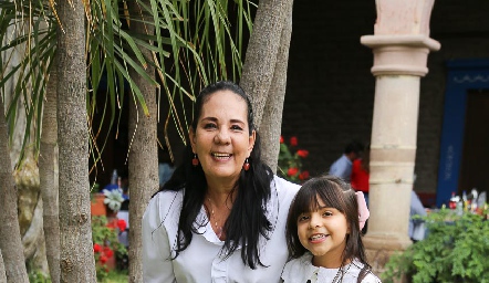  Mari Carmen Delgado con sus nietos María Inés, María Andrea y Santiago Delgado.