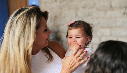 Bertha Barragán con su nieta Carola Alcalde.