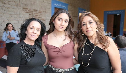  Adriana Espinosa, Camila Alcalde y Patricia.