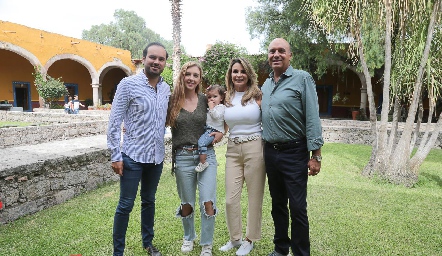  Roberto Alcalde, Paulina Martínez, Bertha Barragán y Roberto Alcalde.