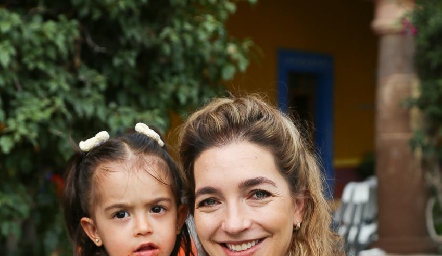  Lucila de Luna y Mónica Garza Alcalde.