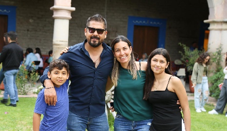  Carlos, José Carlos, Silvia y Camila.