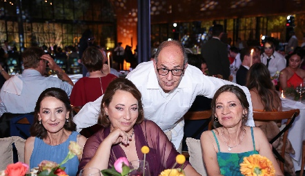  Margarita Escobedo, Alicia Buenrostro, Eduardo, y Gabriela Escobedo.