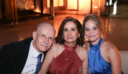  Fernando Martínez, María Eugenia Escobedo y Fer Martínez.