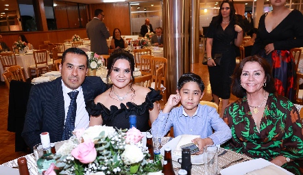  Guillermo Martínez, Adriana Carrillo, Memo Martínez y Mary Araiza.