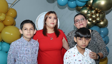  Dra. Laura Guillén, Pupis Ávalos e hijos.