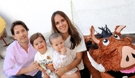  Mauricio Dibildox y Clau Antunes con sus hijos Luca y Carlo.