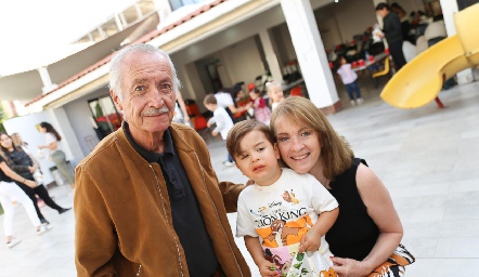   Luca Dibildox con sus abuelos Carlos y Rocío Dibildox.