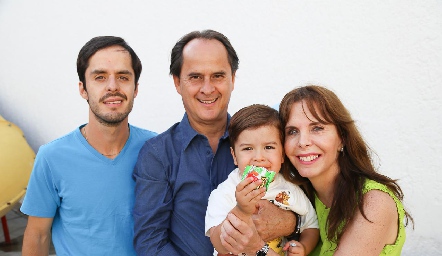  Javier Antunes, Raúl Antunes, Luca Dibildox y Claudia Castro.