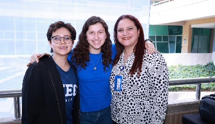  María Clara, Sofía y María Córdova.