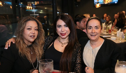  María Elena, Carmen y Lety.