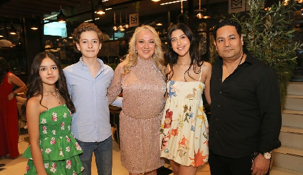  Isabela Navarro, Marco Navarro, Mayela Díaz de León, Sofía Navarro y Marco Navarro.