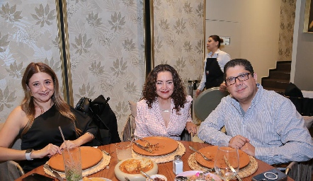  Flor de Liz Gómez, Fabiola Gómez y Salvador Mariscal.