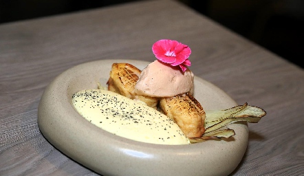  Pan de Elote,Nieve de cajeta, espuma de rompope.