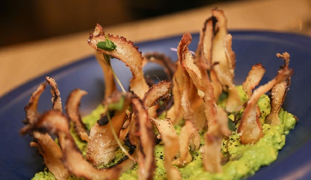  Chicharrón de pulpo (Laminas de pulpo crocantes, acompañado de guacamole con xoconostle).