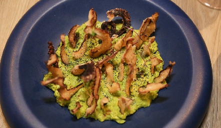  Chicharrón de pulpo (Laminas de pulpo crocantes, acompañado de guacamole con xoconostle).