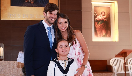  Isa Gaviño y José Antonio Hernández con su ahijado Patricio Torres.